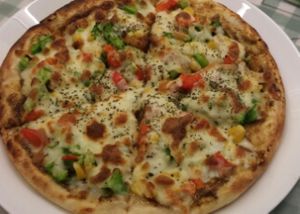 pizza with lots of veggies at Amor Veggie - YiGuo FengWei ShuShi in Kaohsiung