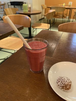 Sweet treat deal for €5,95 with Berry boost (tasty) and Salted caramel ball (nice, but nothing special) at SLA - Voorstraat in Utrecht