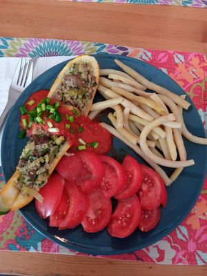 Faszerowana cukinia, pomidory, fasolka, sos pomidorowy (podmiana za niewegański tzatziki). at Powoli in Wroclaw