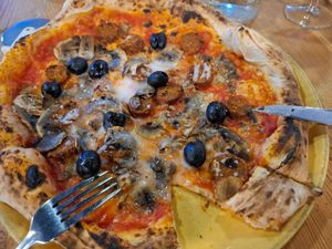 Vegan pizza at Mano a Mano in Murcia
