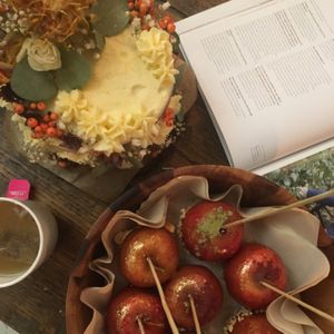 toffee apples & vegan carrot cake at Cupcakes and Shhht in East London