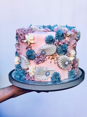 Ocean dreaming with hand piped shells and glitter dipped pearls at Cupcakes and Shhht in East London
