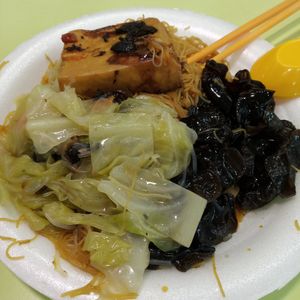 Fried bee hoon with 3 dishes $3.80 at Green Healthy Vegetarian 绿康素食 in Central Singapore