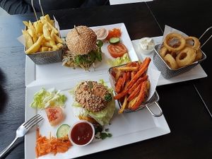 burgers and onion rings at Flooh's in Roeselare