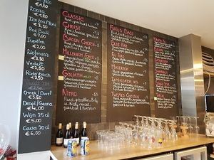 menu on chalkboard, vegan option + veggie options (veganisbale) labelled at Flooh's in Roeselare