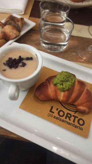Croissant con crema di broccoli e cappuccino con spuma di cannellini at L'Orto Gia Salsamentario in Turin