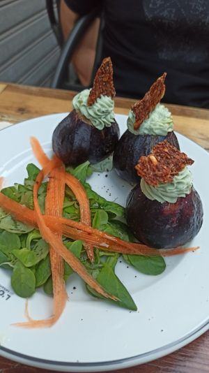 Fichi freschi con crema di anacardi, menta e spirulina at L'Orto Gia Salsamentario in Turin