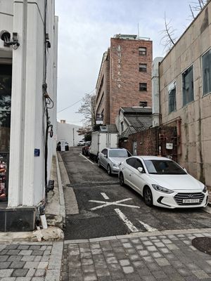 Short walk from Donguk university station exit 2. Turn on from small lane. Located on basement level at Jeoksubang - 적수방 in Seoul