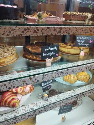 Kraków waited centuries for the "Zielony talerz" to find its place on the city map. And every moment was worth the wait, outstanding vegan desserts!!! #Veganuary at Zielony Talerz x Wegałki in Krakow