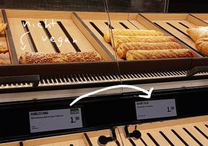 falsch zugeordnete schilder; die stangen *rechts* auf dem bild sind vegan at backWERK - Nordstrasse in Dusseldorf