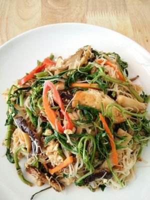 หมี่กระเฉด ( Stir fried water mimosa with tofu and mushroom at Veggie Chef in Bangkok