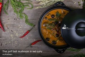 Kaeng Kua Hed - แกงคั่วเห็ดเผาะ - Thai puff ball mushroom in red curry at Veggie Chef in Bangkok