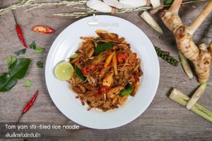 Sen Lek Pad Tom Yum - เส้นเล็กผัดต้มยำ - Tom Yum stir fried rice noodle at Veggie Chef in Bangkok