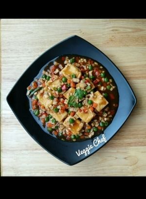 Deep fried tofu with gravy sauce at Veggie Chef in Bangkok
