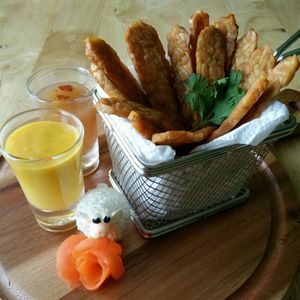 Deep fried Tempeh served with tamarind and pumpkin dipping sauce at Veggie Chef in Bangkok
