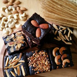 Vegan Chocolate Brownie Cake ????
❌No milk
❌No egg
❌No butter
✔Brown sugar
✔Low sweet
✔coconut oil at Veggie Chef in Bangkok