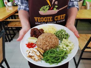 Vegan​ shrimp paste​ fried​ rice🌶️🥬🥜 at Veggie Chef in Bangkok