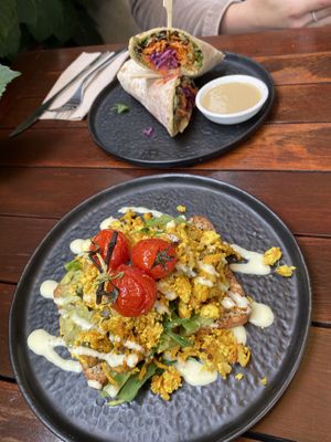 Scrambled ‘eggs’ & falafel wrap✨ at SUE in Rotterdam