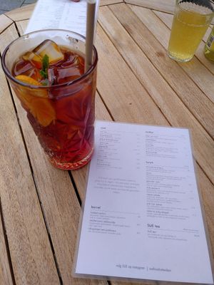 Huisgemaakte ijsthee at SUE in Rotterdam
