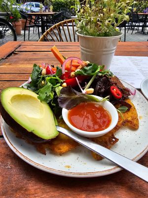 Vietnamese pannenkoek met avocado en tempeh at SUE in Rotterdam