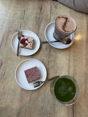 Rasberry Cheesecake, Strawberry Kokos, Hot Chocolate, Green Monster   at SUE in Rotterdam