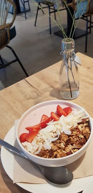 Pink smoothie bowl at SUE in Rotterdam