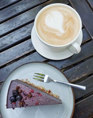 latte with oat milk // raw cake at NOP in Tallinn