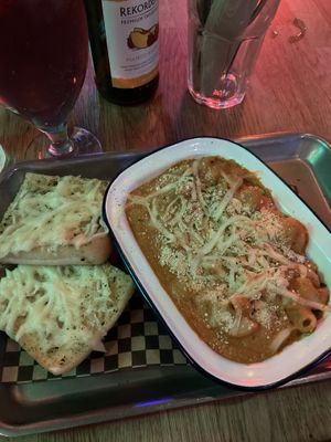 Chipotle Mac n cheese with vegan garlic cheese bread   at Lucky Pig - Paradise Palms in Edinburgh