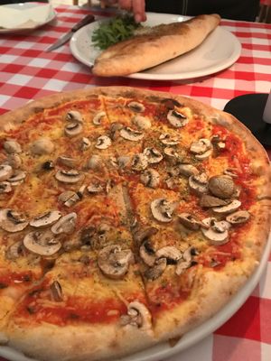 Vegan mushroom pizza at Trattoria Morea Berlin in Berlin