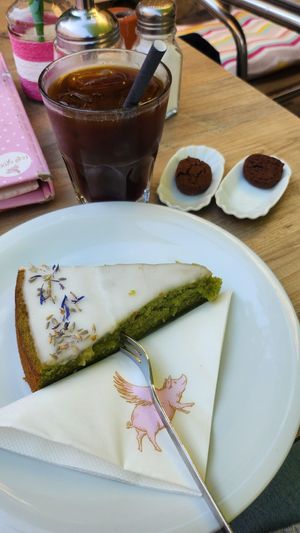 Lavendel-Zitrone-Zucchinikuchen und kalter Kaffee at Cafe Glück in Fulda