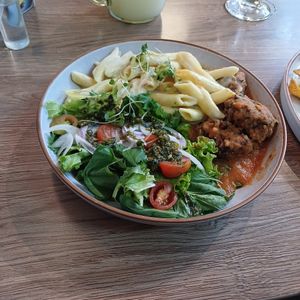 Mixto croquetas y pasta 3 quesos at Mundo Verde in Medellin