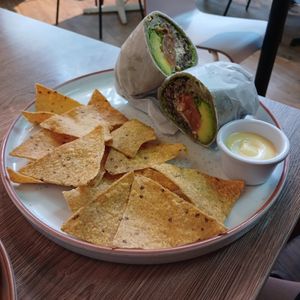 Wrap tomates rostizados, se puede pedir con nachos, ensalada o platanitos at Mundo Verde in Medellin