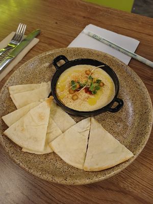 Hummus, 6/10 at Mundo Verde in Medellin