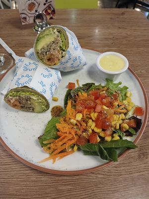 Wrap tomate rostizado (plato vegano), 10/10 at Mundo Verde in Medellin