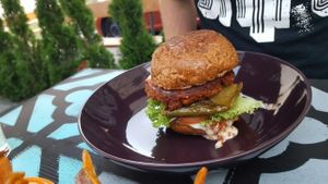 burger with avocado at Timo Franke - Vegan Cuisine in Buehl