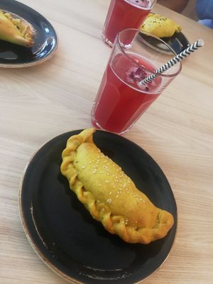 Vegan samosa with rose lemonade at Holigans in Vilnius