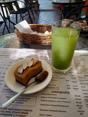 "snickers" dessert . Very creamy and delicious !!! Фирменный десерт Сникерс. Рекомендую at Mindal in Sevastopol