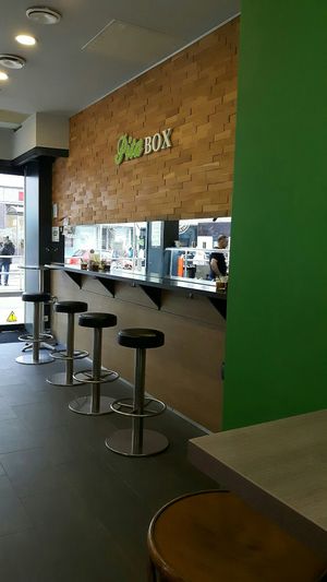 Theke, es gibt auch 2 Tische mit Bank at Pita Box in Vienna