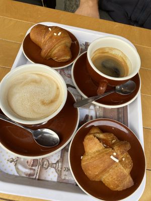 In alto a sx cornettino liscio, in basso a sx cappuccino e in basso a dx il cornettino farcito con la marmellata  at I Dolci Namura in Milan