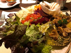 Ofenkartoffel mit Champignon-Füllung und gemischtem Salat at zum Metzgertor in Chur