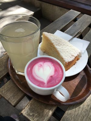 So many vegan cakes, it was very good 😍 at Cafe DA in Stuttgart