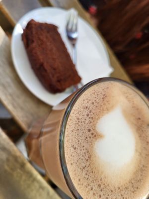 vegane heiße Schokolade und ein Stück Schokokuchen at Cafe DA in Stuttgart