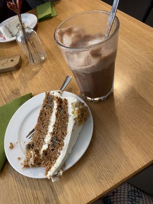 Carrot Cake & Heiße Schokolade  at Cafe DA in Stuttgart