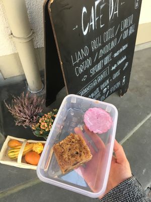 Apfel-Walnusskuchen und roh-veganes Himbeer-Törtchen (in eigener Tupperdose) at Cafe DA in Stuttgart