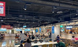 Here is the seating area of the Uni-President/ 統一時代　department store.  at Vege Creek 蔬河 - Breeze - Maybe closed in Taipei