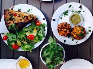 On the left: glutenfree vegan Quiche, on the right the lentils patties with mint chutney at Dilipasha in Berlin