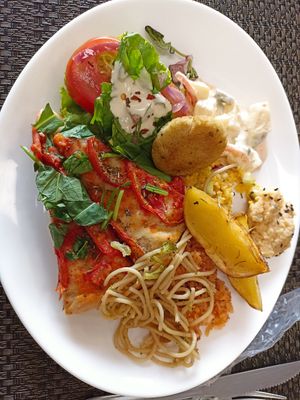 Pizza, batata rústica, salada, massa, homus... at Macadamia Eco Gourmet in Porto Alegre