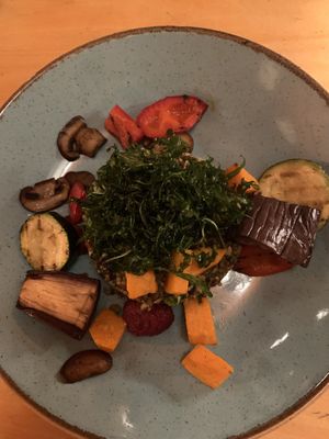 Quinoa-notensalade (tuiltje onder het groen) met gegrilde groenten, kruiden en linzen (hoofdgerecht)  at Eetcafe Ceramique in Maastricht