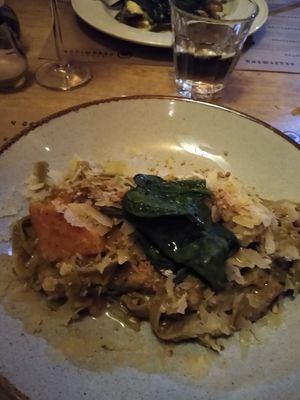 Tagliatelle verde pompoen ,gegrilde courgette ,champignons, spinazie en een lekkere sausje met hazelnoot. Superlekker. at Eetcafe Ceramique in Maastricht