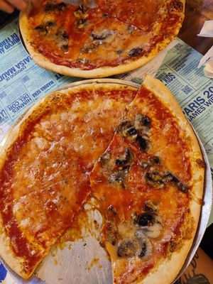 Vegan pizza - vegan mozzarella margherita at La Clote in Barcelona